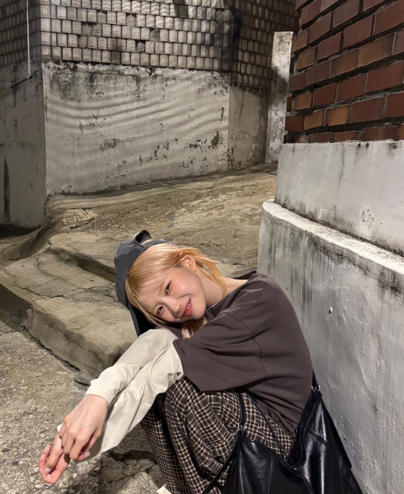 송하영 가을 사복, 조금 낡은 골목에서 더 예뻐지는 브라운 빈티지 무드