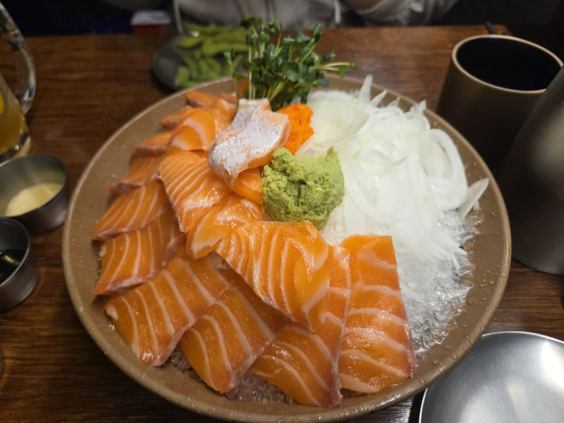 新村酒館「居酒屋牛圭 新村店」｜深夜鮭魚配Highball，適合相親的新村美食店