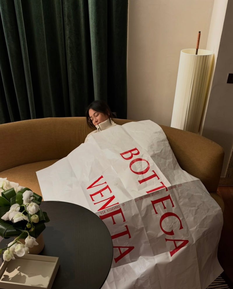 Song Hye-kyo's Milan Fashion Show That Caused a Stir: From Bottega Veneta Trench Coats to Paper Blankets