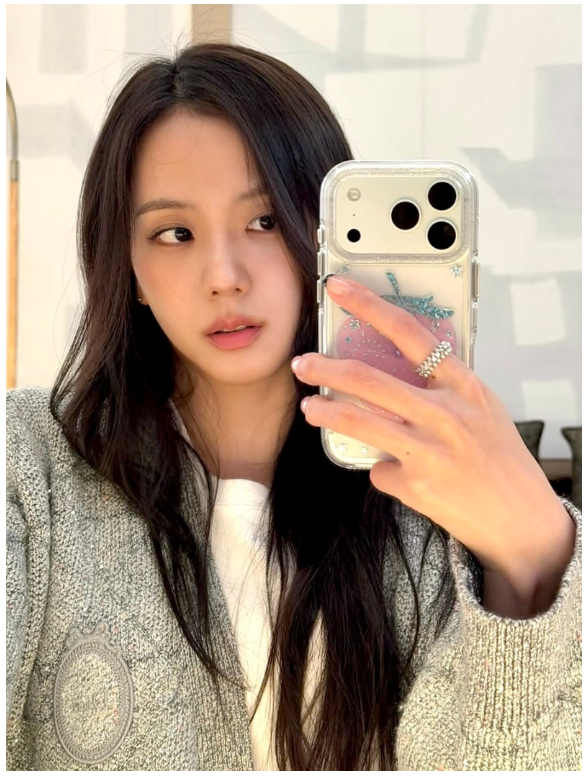 「人間Dior降臨凡間…」BLACKPINK Jisoo的150萬韓元Dior Medallion腰帶與750萬韓元大衣
