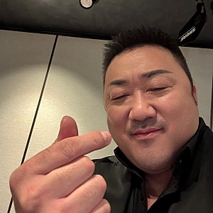 韓國演員馬東石的千萬觀影人次電影、年齡和國籍是？
