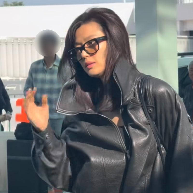 루이비통보다 잘 어울린다는 오늘자 전지현 공항패션