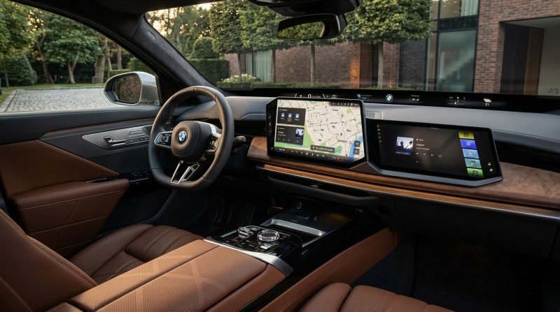 "앞유리 전체가 디스플레이라고?" BMW 7시리즈 페이스리프트 실내 공개에 터진 반응