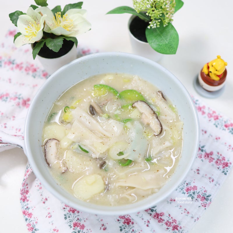반죽보다 맛있게 만두피 활용 들깨 감자 수제비 만들기 레시피
