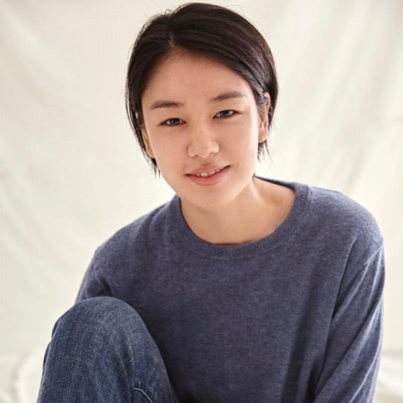 “수지 옆인데 전혀 안 밀리네”…10만원대 옷 두 개로 행사룩 살린 30대 여배우