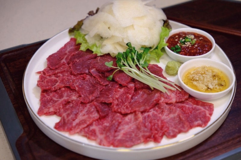 소스 두 가지만 준비하면 완성되는 집술 안주 육사시미