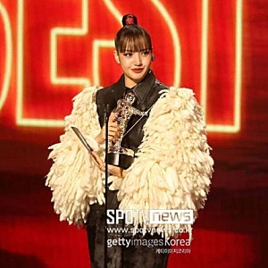 블랙핑크 리사 MTV VMA 베스트 팝 수상, 아시아 솔로 최초 기록 세웠다