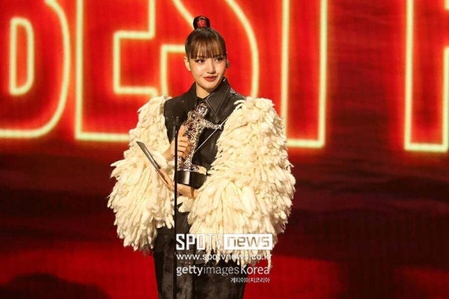 블랙핑크 리사 MTV VMA 베스트 팝 수상, 아시아 솔로 최초 기록 세웠다