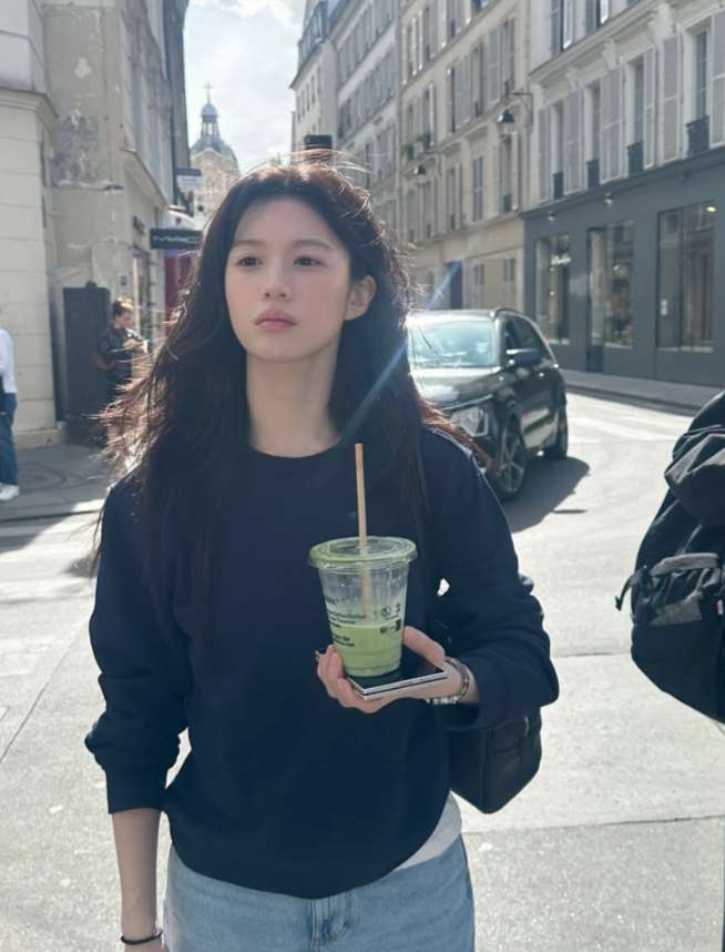 “맨투맨이 이렇게 예뻤나?” 막상 보니 샤넬 더한 고윤정 파리 패션