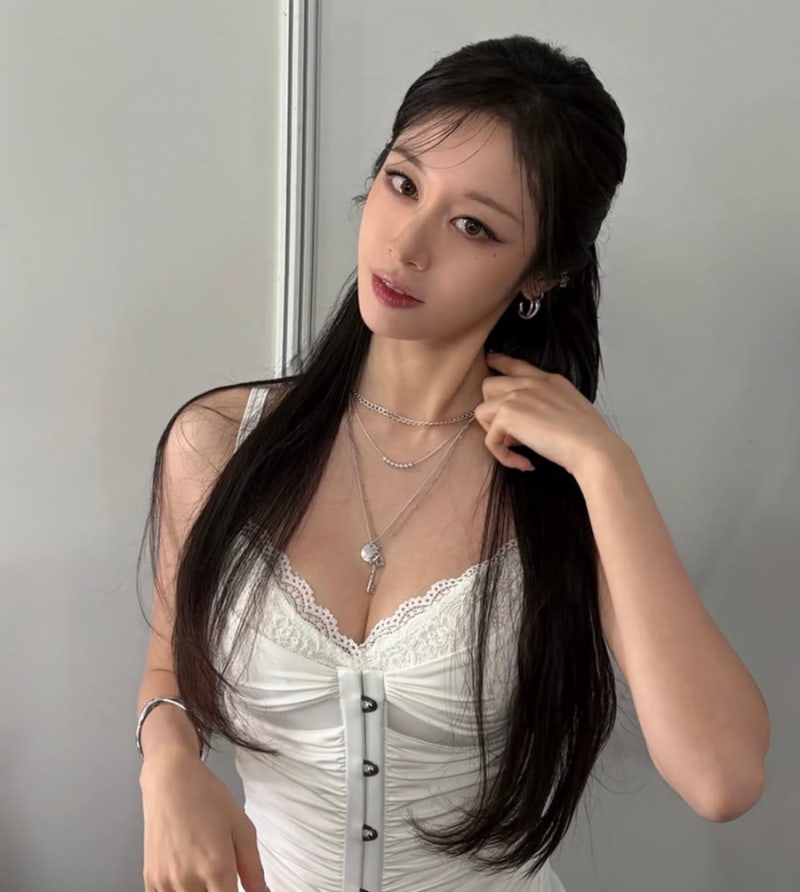 티아라 지연 순백 드레스, 올블랙 근황 뒤 다시 눈길 가는 화이트 미니룩