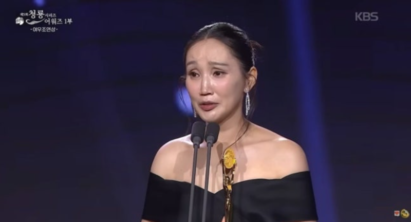 청룡 트로피보다 더 놀라운 건 그다음이었다…박보경, 10년 만 청룡 조연상 후 다시 출근한 ....