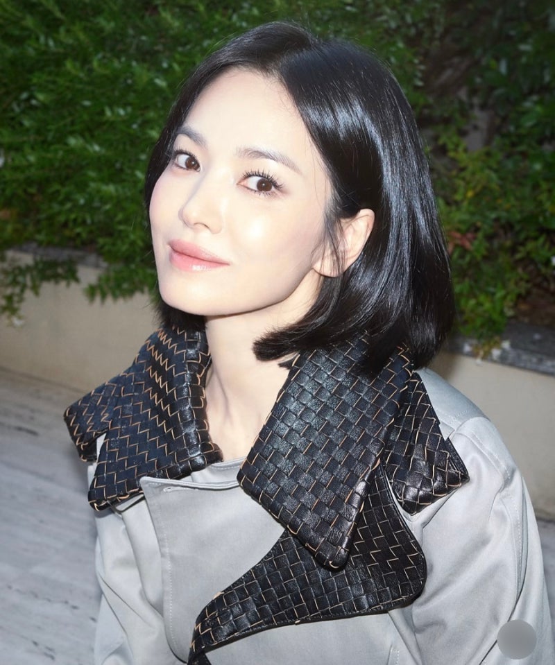 Song Hye-kyo's Milan Fashion Week look: Is that a bag around her neck?
