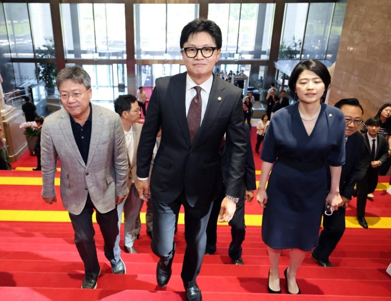 한동훈 잡으려다 오히려 판 키웠나…민주당이 자꾸 ‘한동훈’에게 끌려가는 이유
