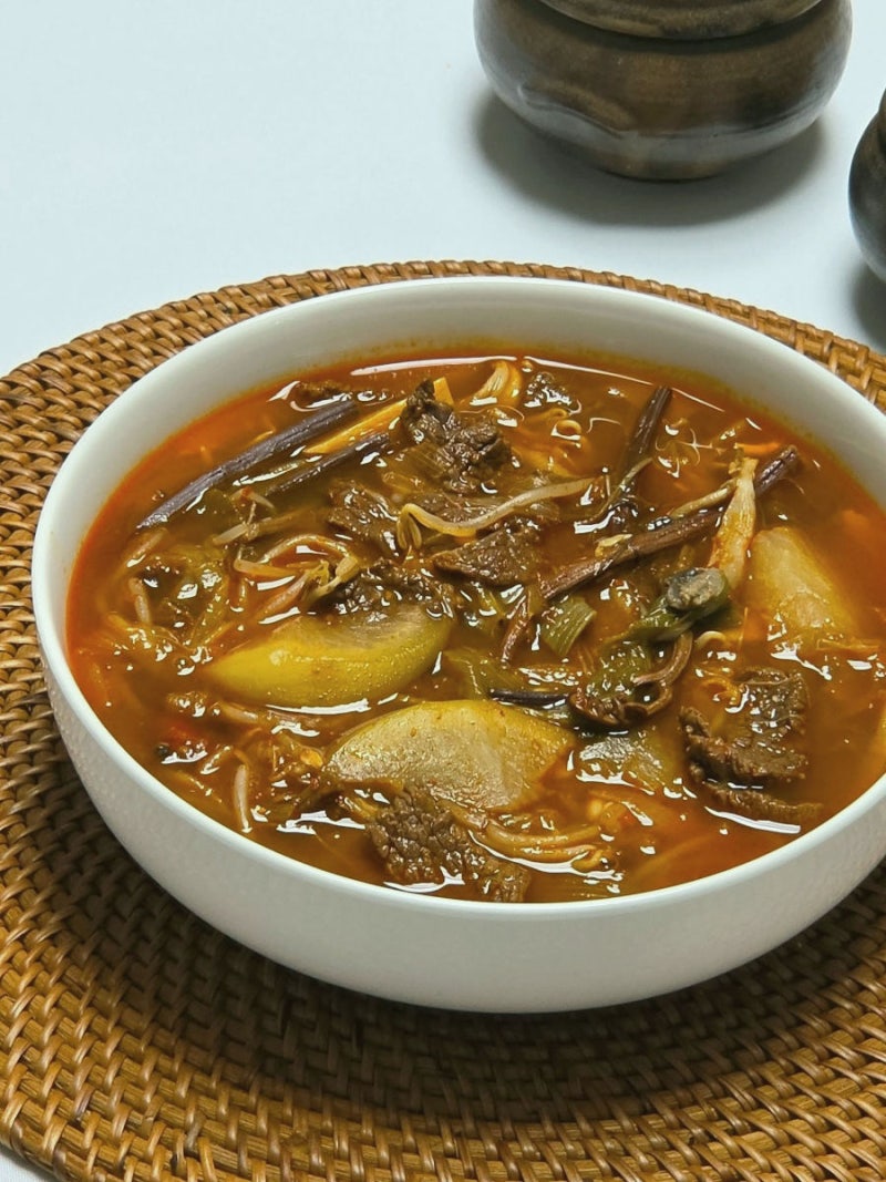 깊은 국물맛 살리는 소고기 고사리 육개장 끓이는법 총정리