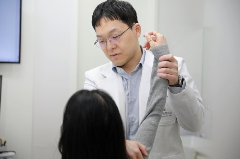 팔꿈치 테니스엘보, 물건 들 때 찌릿 증상? 치료 전 읽어보세요