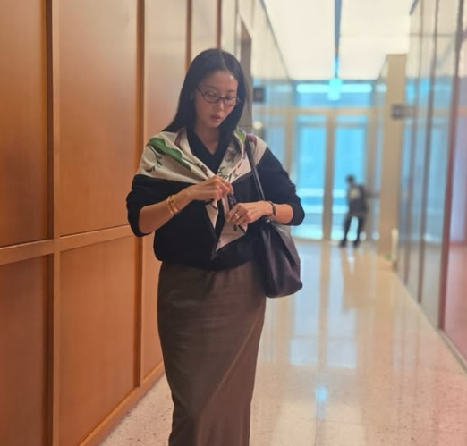 다들 명품인 줄 알았는데… 알고 보니 7만원대 스카프 착용한 연예인