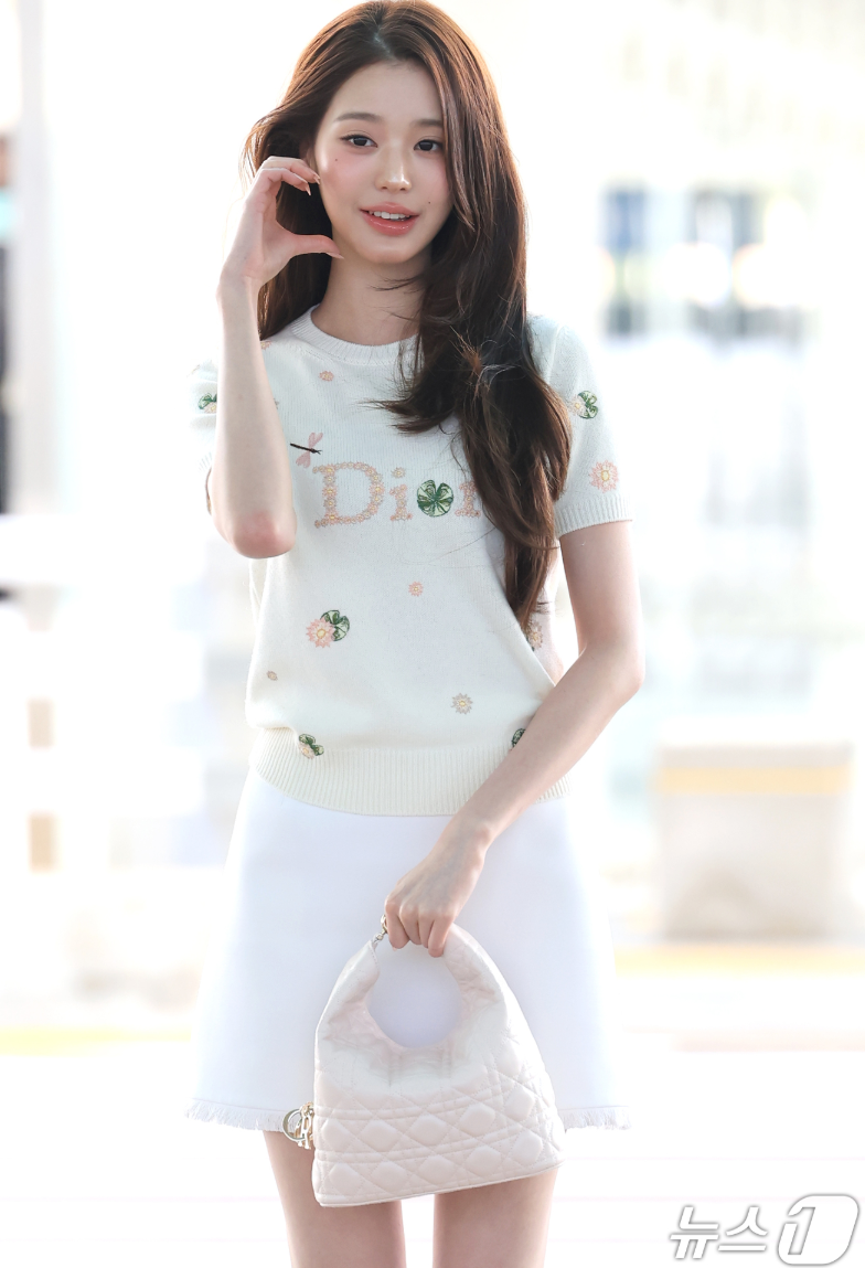 장원영 디올 공항패션 정리, 미우미우 걸에서 디올 앰버서더로? 니트 가방 가격 정보