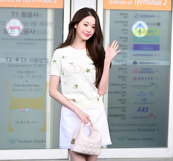 장원영 파리행 가방은 이거였네, 디올 뚜주흐 호보 백의 사랑스러운 존재감
