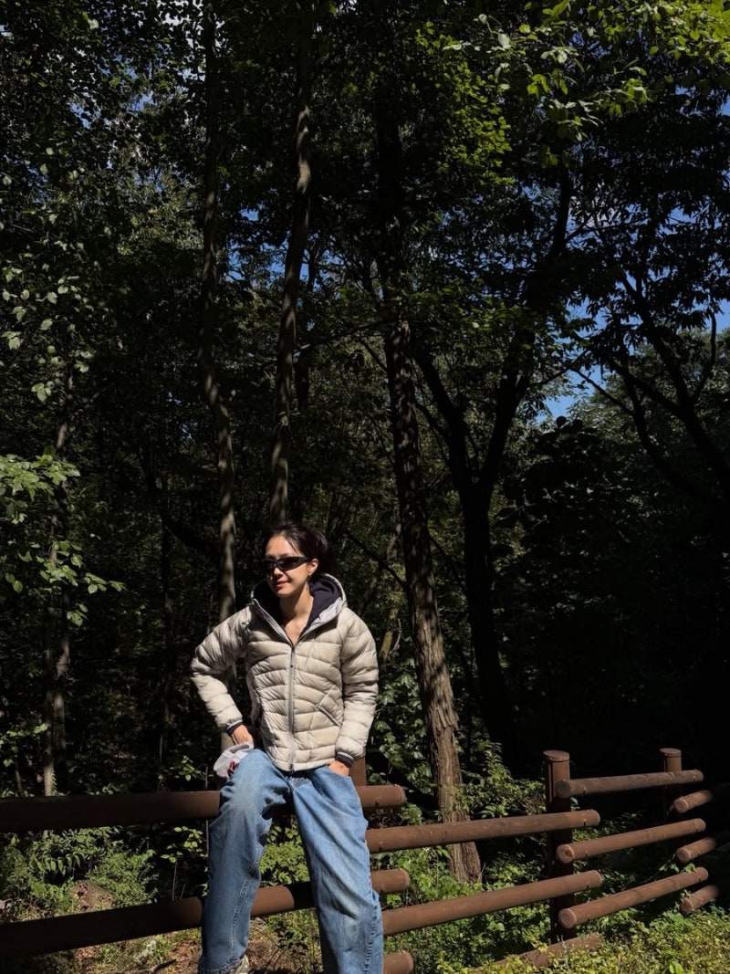 손나은 경량패딩 어디 거? 청바지에 입으니 등산룩도 이렇게 예쁘네