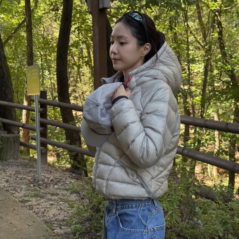올해는 경량패딩 대세?! 손나은도 산책 갈 때 입는다는 휠라 경량 다운