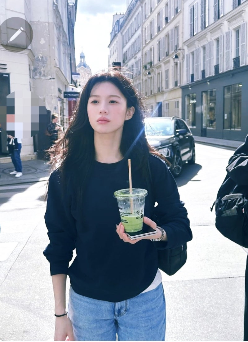 고윤정 파리에서 막 입은 줄 알았는데, 맨투맨에 청바지가 이렇게 예쁠 일?