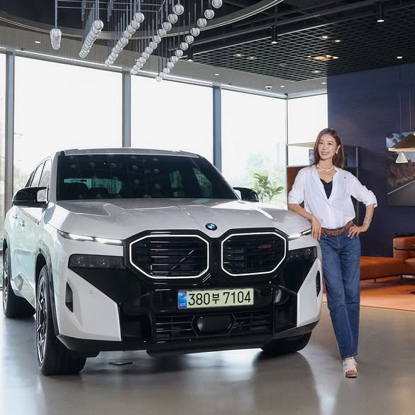 한다감이 공개한 2억대 BMW XM…유모차 싣는다더니 천장부터 다르네