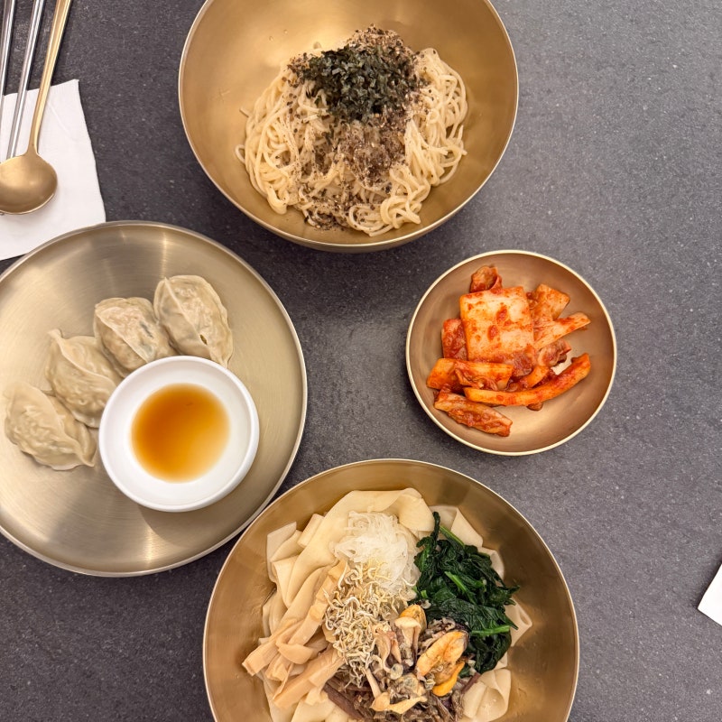 Visited 'Myunseoul' by 'Black and White Chef' Kim Do-yoon... But the Dish More Delicious Than Noodles Was Something Else