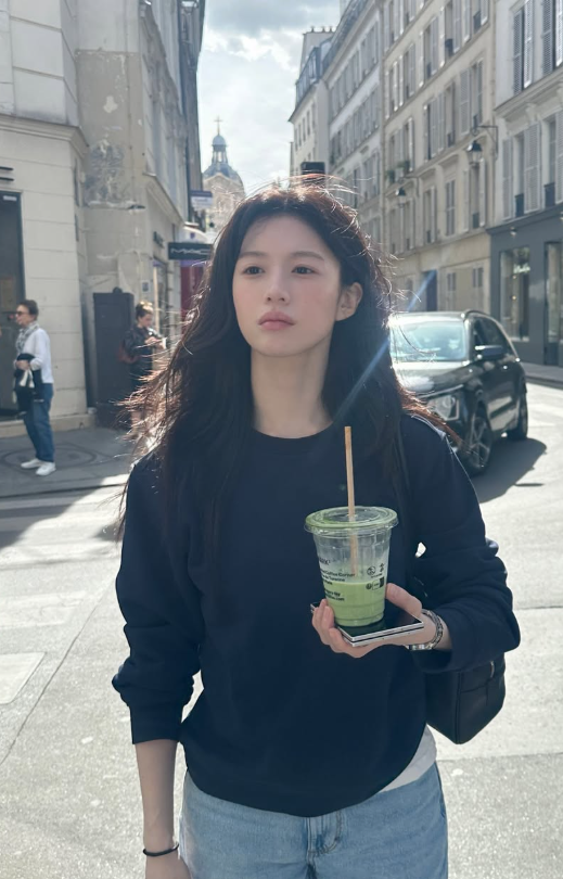 "맨투맨+청바지 하나로?" 감탄 연발한 고윤정의 현백코어 파리근황 (+샤넬볼링백)