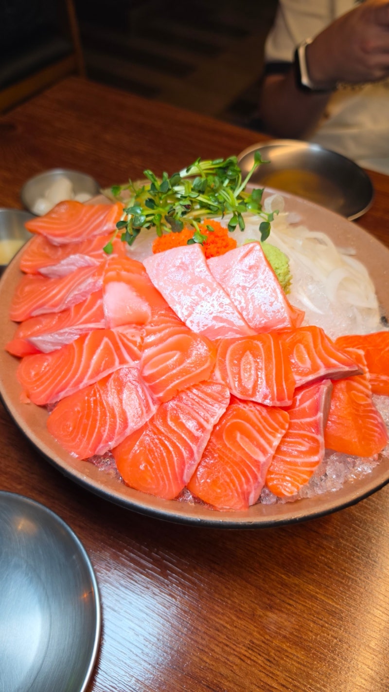 新村相親居酒屋：推薦作為二次酒館的新村牛圭，鮭魚生魚片和鰻魚茶泡飯評論