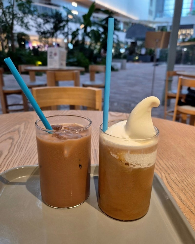 더현대 서울 5층 중앙에 위치한 아이스크림 라떼(놀라 플로트)가 맛있는[블루보틀 여의도 카....
