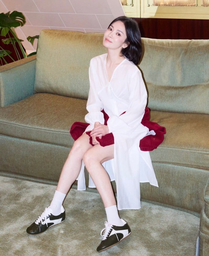 “이 운동화 어디 거야?” 송혜교 스타일링에서 눈에 띈 그 신발