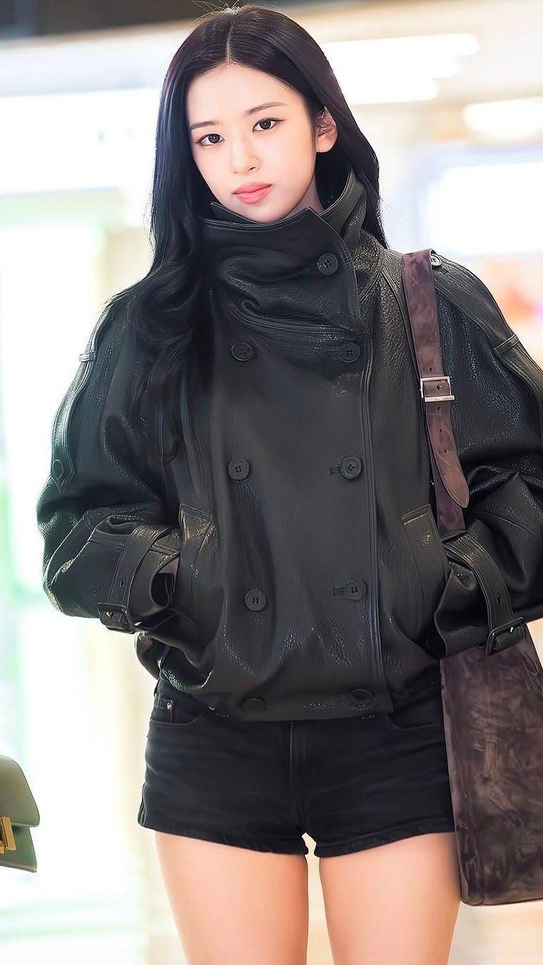 안유진 공항패션 난리난 가죽자켓, 가방 어디꺼?