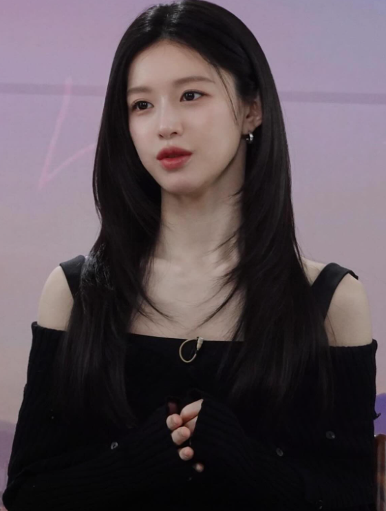 I Thought She Only Used Chanel... Go Youn-jung's Lipstick and Blush in Her Drama Turned Out to Be from an Unexpected Brand