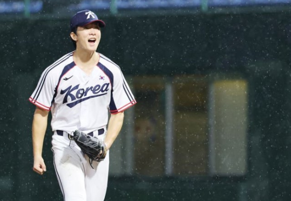“두산 팬들 가슴 웅장해졌다” 곽빈 ERA 0.73·최민석 ERA 1.00…AG 금메달 이끈 두산 원투펀치
