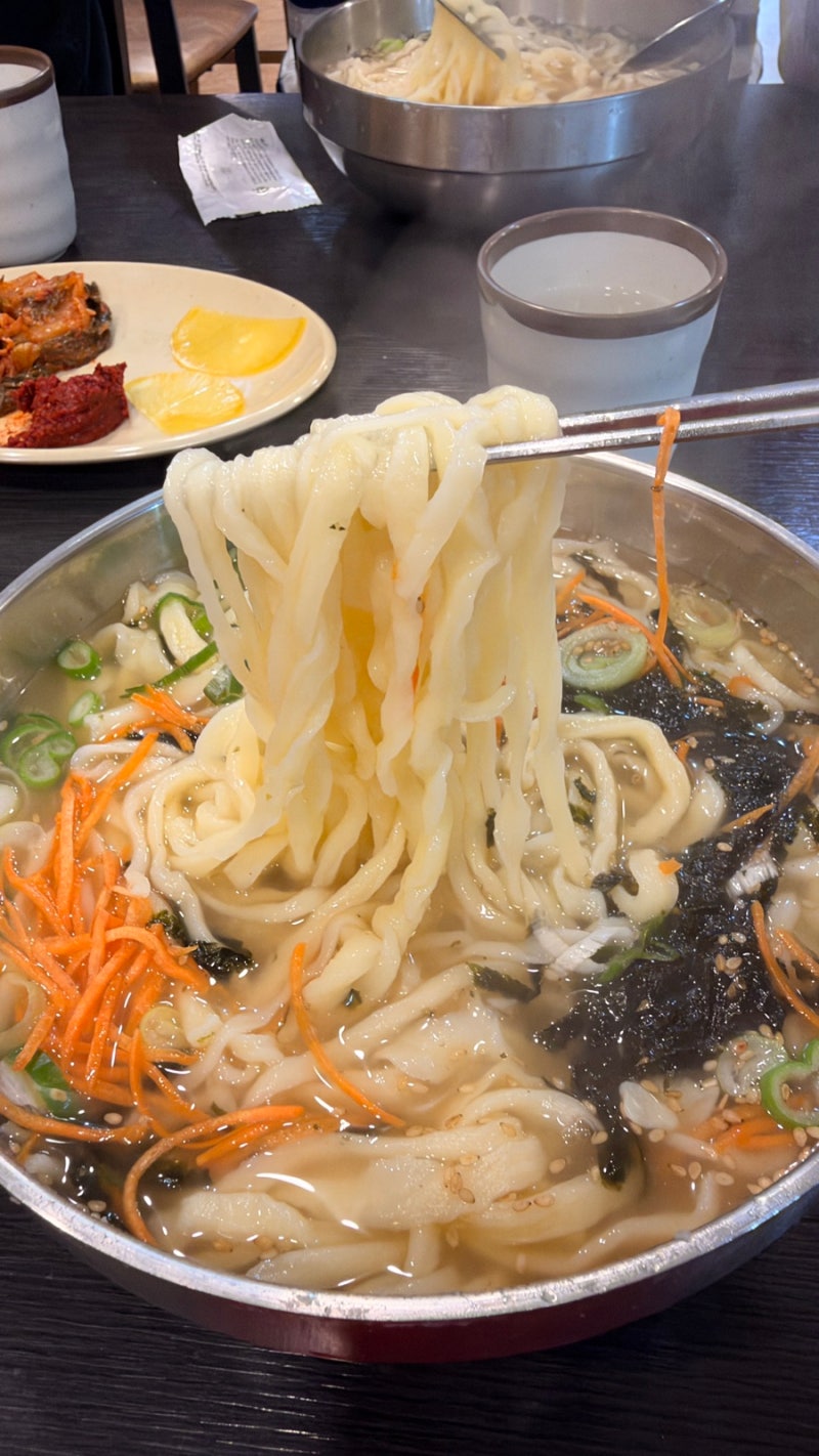 Daejeon Oryu-dong Seodaejeon Station Restaurant Review: 'Chonggak Son Kalguksu' - Parking and Unlimited Noodles
