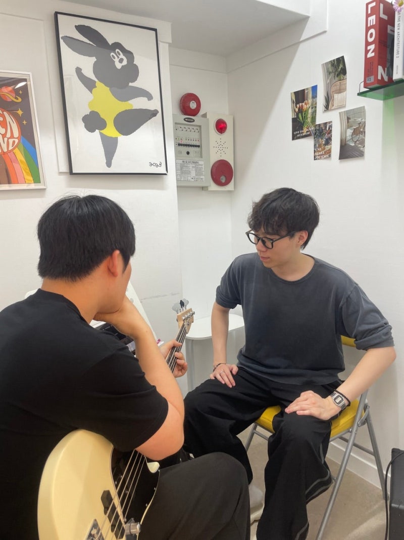 오늘은뮤직 사당점 베이스 강사 레슨 장면