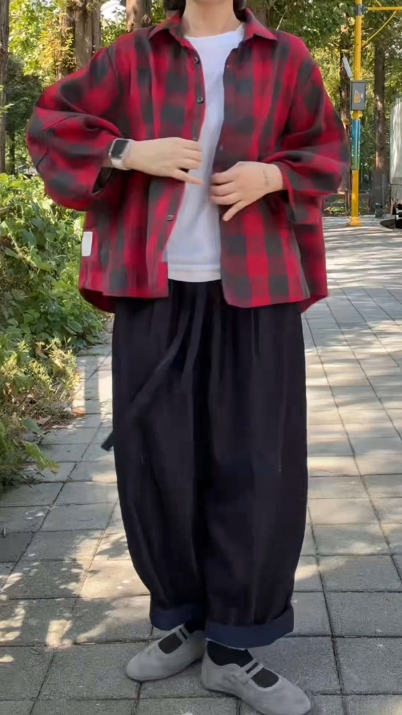 가을 체크남방 코디, 화사한 레드로 완성하는 중년 데일리룩