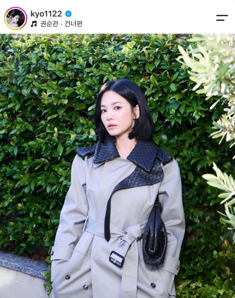 환절기코디로 제격인 여자 트렌치 코트 코디 송혜교 보테가베네타 연출법