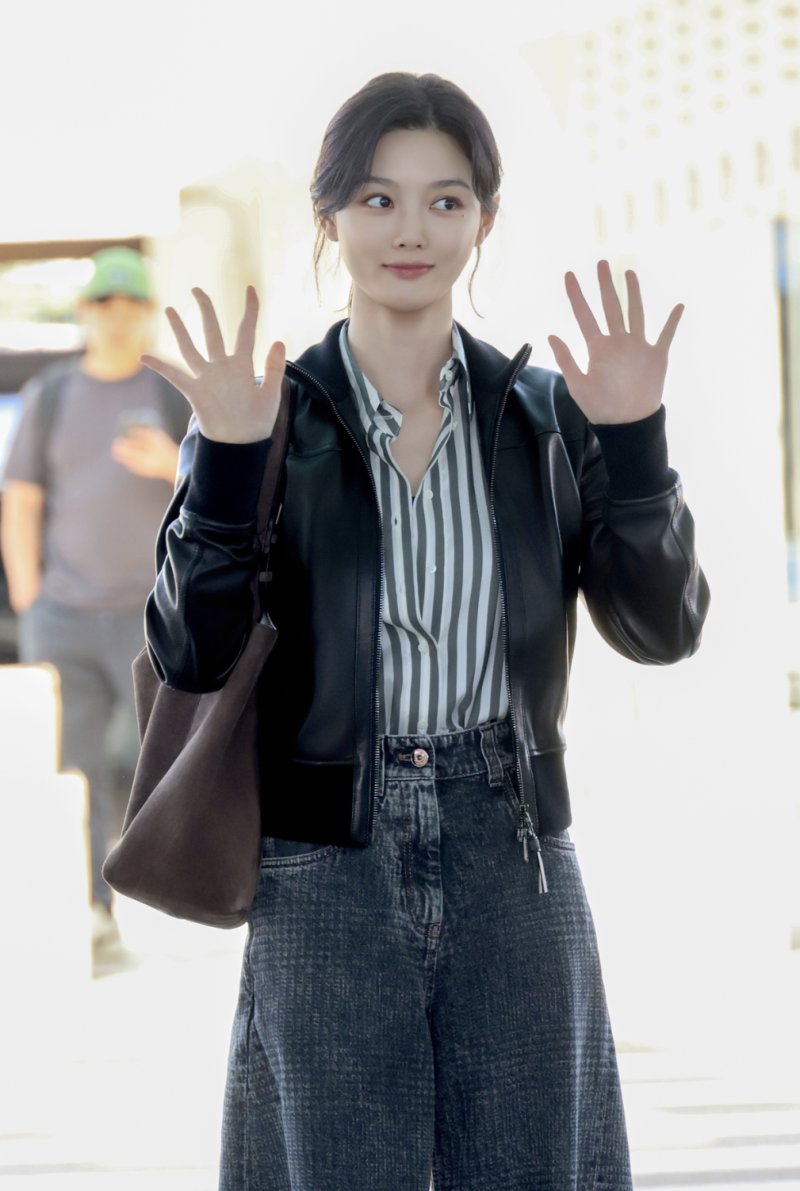 "바지가 펄럭펄럭?" 1400만원대 자켓보다 시선 강탈한 김유정 공항패션
