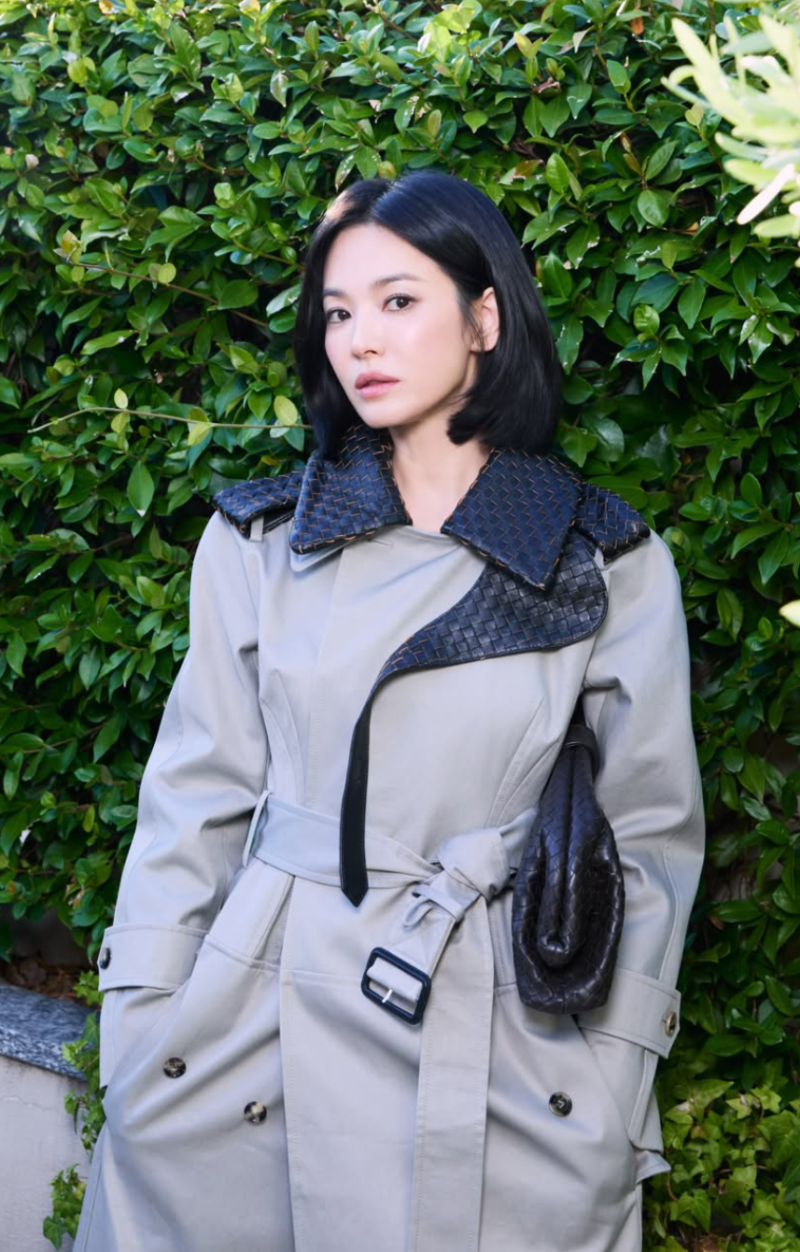 "트렌치 카라가 특이하네" 밀라노에서 입은 송혜교의 명품 트렌치코트룩