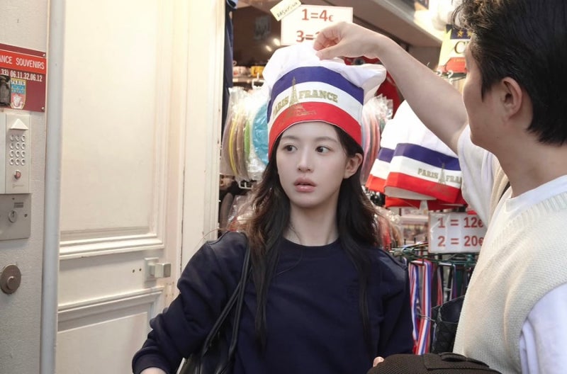 고윤정 파리 일상, 샤넬 가방부터 마리떼 맨투맨까지… 꾸미지 않아도 빛나는 프렌치룩
