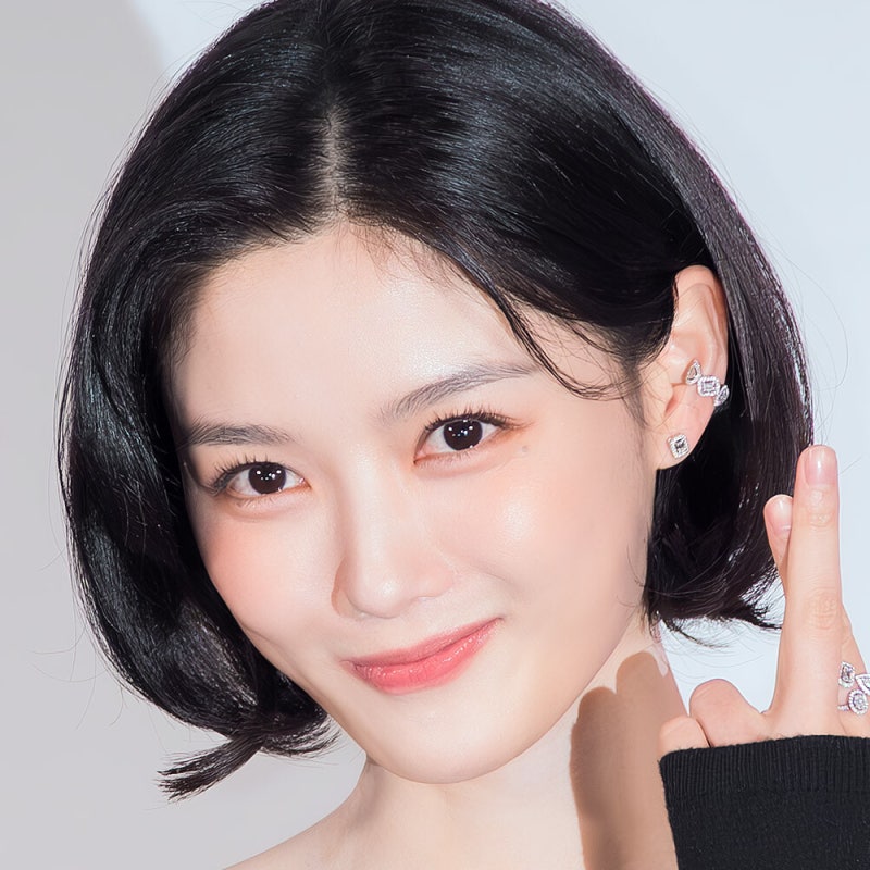Kim Yoo-jung's Bob and an Off-Shoulder Top - That's All It Took