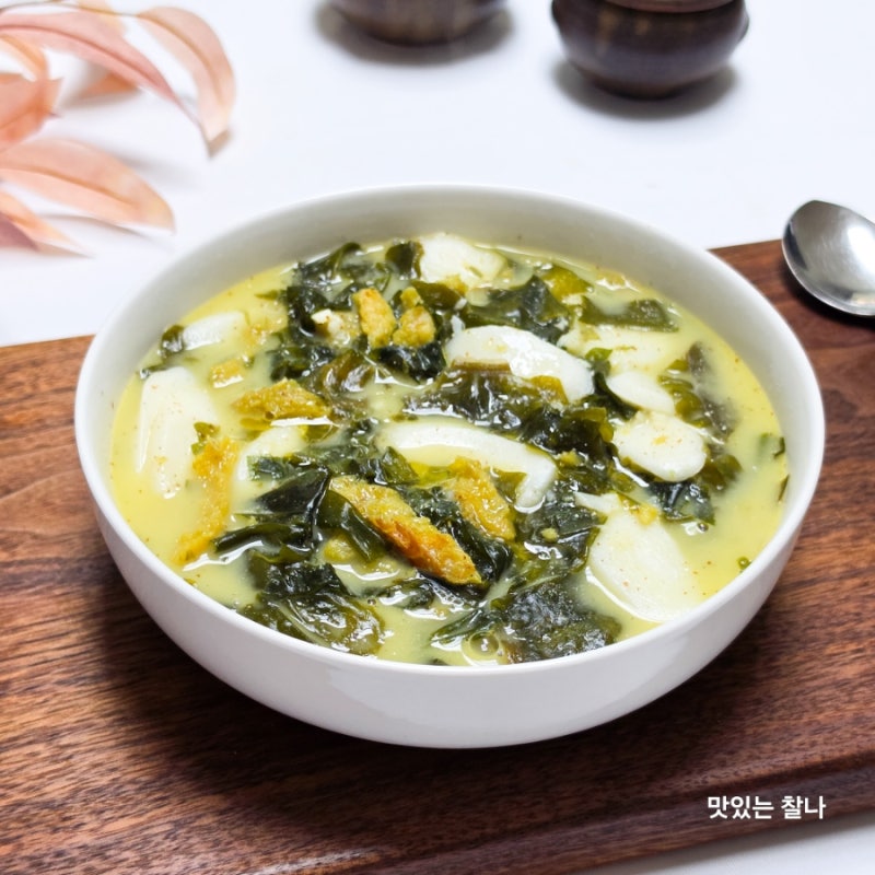 환절기 따끈한 한 그릇! 황태 미역 떡국 끓이는법