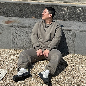남자 카키색 맨투맨 코디 밀라코드 탄탄 묵직 스웻셋업
