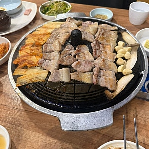 [부산시청 맛집] 겉바속촉 끝판왕! 초원지리산흑돼지에서 흑돼지 생고기 된장찌개까지 뿌시....