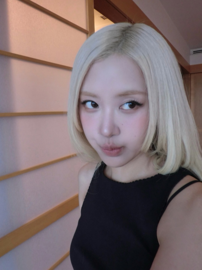 '앗 단발인 줄...?' 블랙핑크 로제의 금발 헤어와 가을 트렌치코트 스타일링