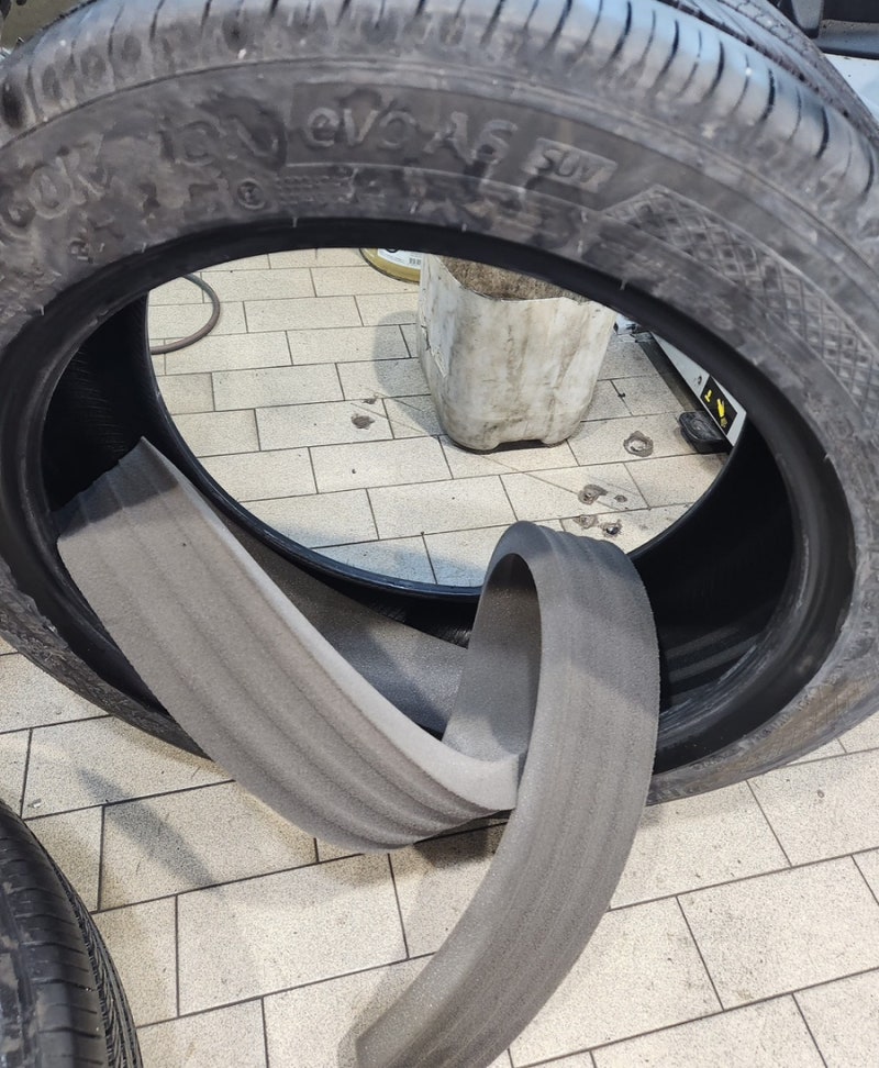 전기차 타이어 안에 붙어 있는 흡음재, 꼭 필요할까?