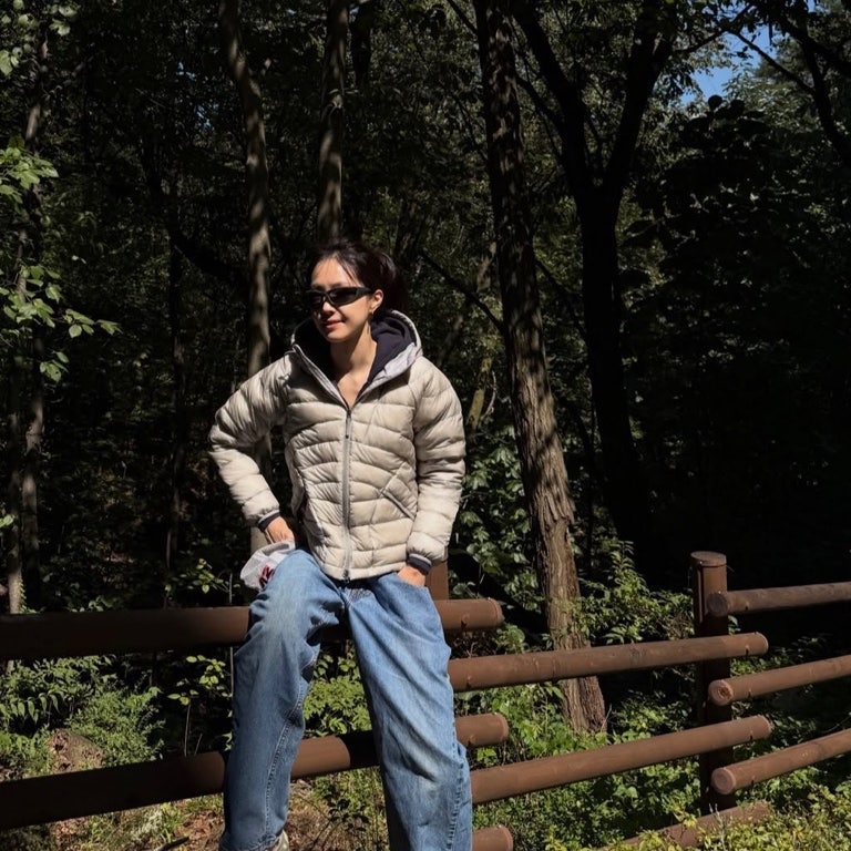 “등산 패딩도 이렇게 입는다고?” 손나은 가을 패션, 휠라 경량 다운에 와이드 데님 조합