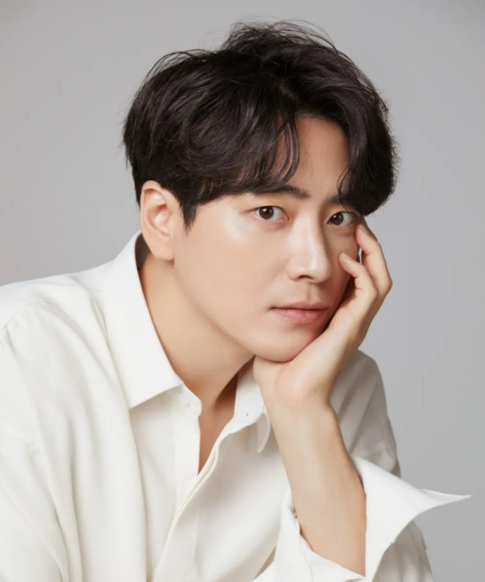[이준혁 프로필] “로또 13억 당첨돼도 출근하는 팀장” 나이 키 고향 학력 가족 결혼 여자친....