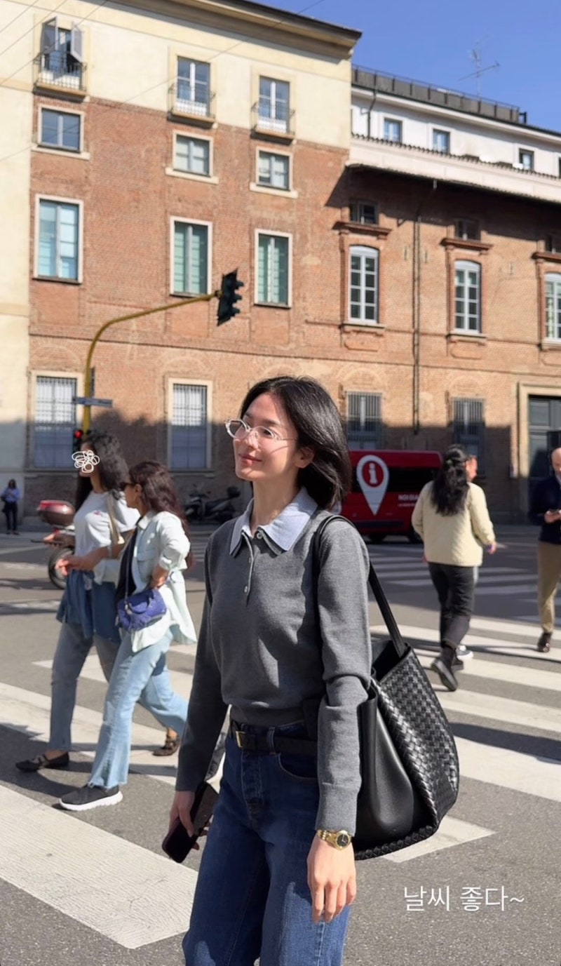 송혜교, 안경에 회색 니트·청바지면 끝…꾸미지 않은 여행룩도 눈길